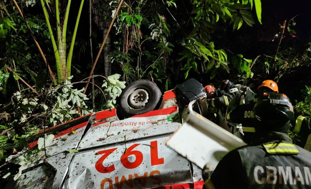 Ambulância perde o controle, despenca em área de mata e deixa duas pessoas mortas