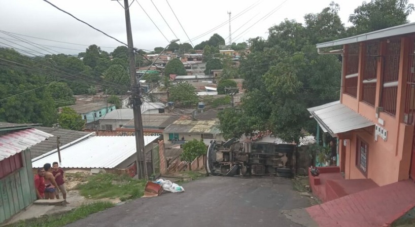 VEJA: caminhão de lixo perde o controle e tomba em ladeira