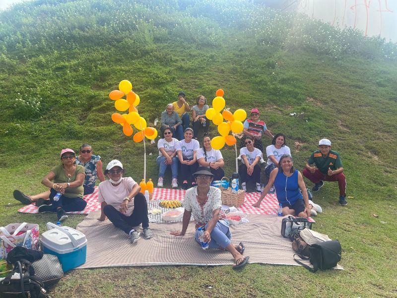 “Geração Ouro”: grupo de idosos participa de passeio na Ponta Negra com o Instituto La Vitta
