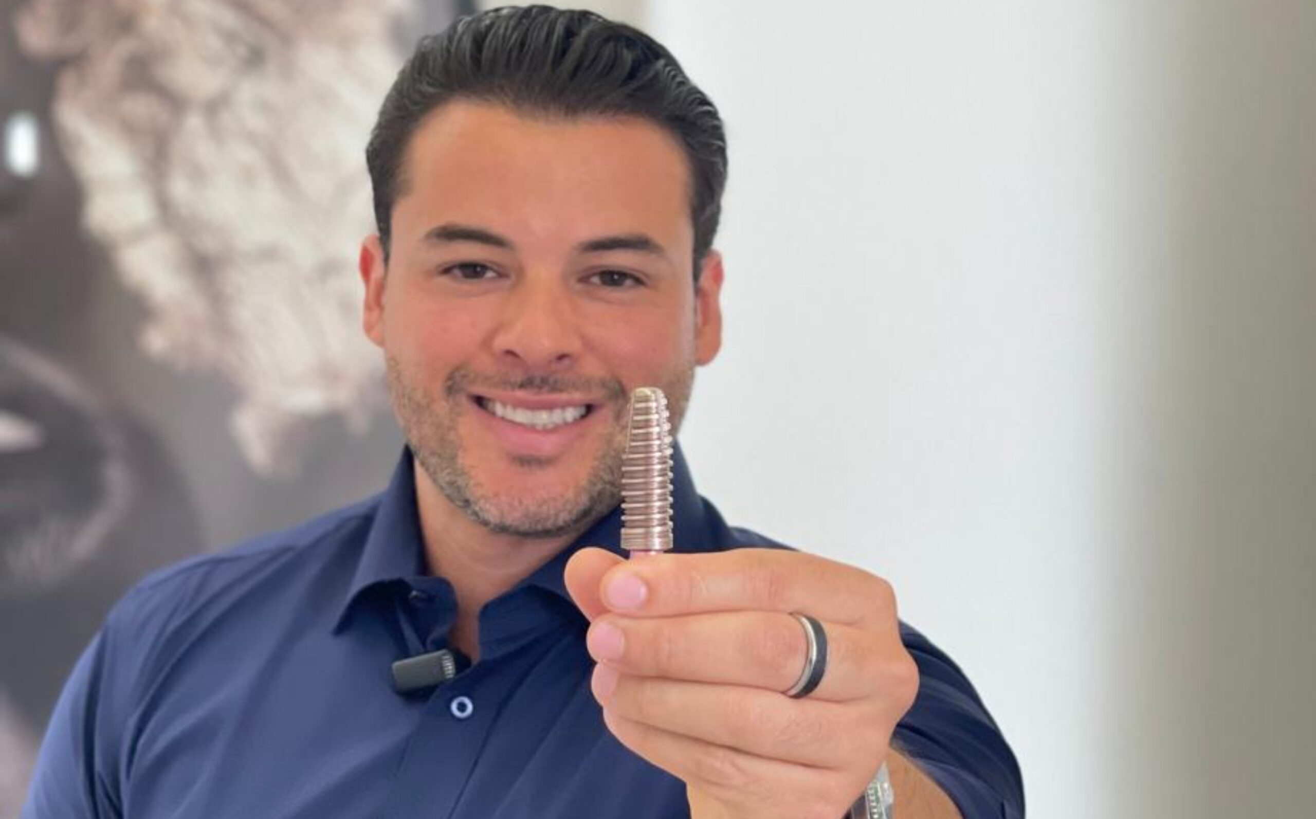 Implante dentário sem corte, sem ponto e sem dor: Dr. Marcelo de Sá lidera inovação em Manaus